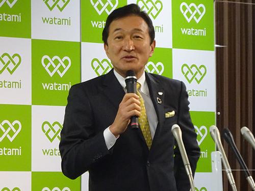 記者会見する渡邉美樹会長兼グループＣＥＯ